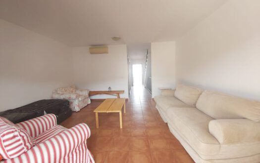 Se alquila precioso adosado en la Hidalga