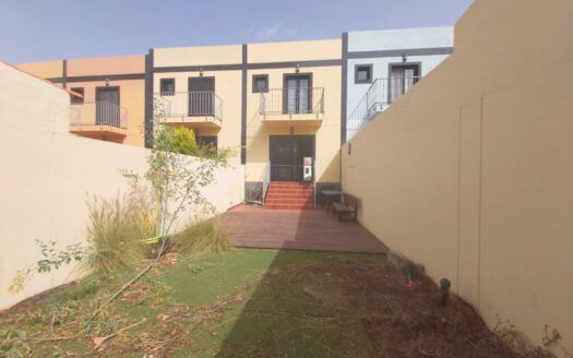 Se alquila precioso adosado en la Hidalga