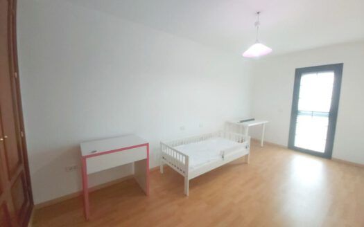 Se alquila precioso adosado en la Hidalga