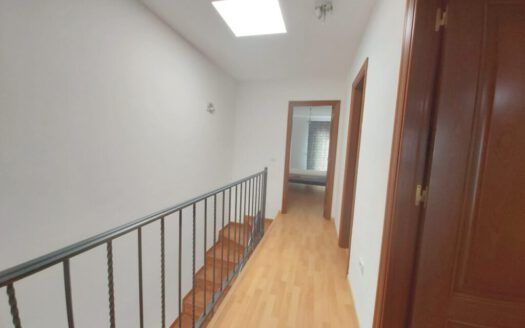 Se alquila precioso adosado en la Hidalga