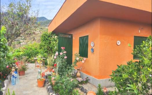 Se vende encantadora casa con terreno en Güímar